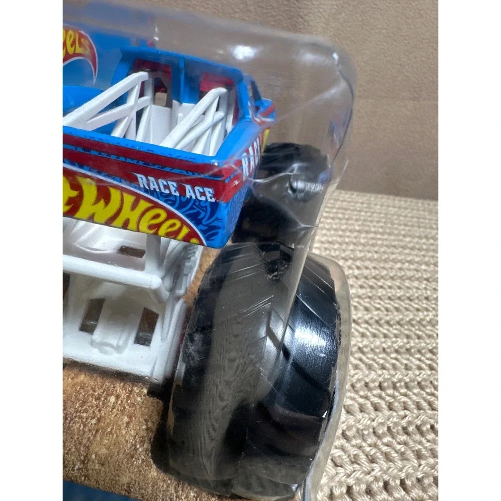 Hot Wheels Monster Trucks Oversized Race Ace Blue Red 1:24 Scale Die-Cast GTJ37